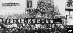 1976年4月1日，人们在北京天安门广场悼念周恩来，抨击毛泽东的文革亲信