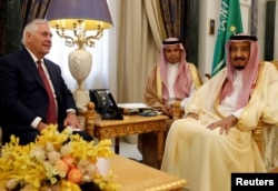 美国国务卿蒂勒森在沙特阿拉伯利雅得会晤沙特国王萨勒曼。 (2017年10月22日)