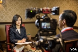 台湾总统候选人、国民党主席朱立伦在纽约接受美国之音记者郑裕文专访,话题包括台湾大选、美中台三边关系、南中国海局势等。(2015年11月14日 美国之音记者方正拍摄)