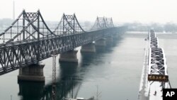 丹东横跨鸭绿江的中朝友谊桥和鸭绿江断桥。(资料照)