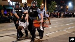 圣路易斯警察逮捕一名肇事男子。在此之前,示威者举行和平集会,抗议一名开枪打死黑人的白人警察被判无罪。(2017年9月16日)