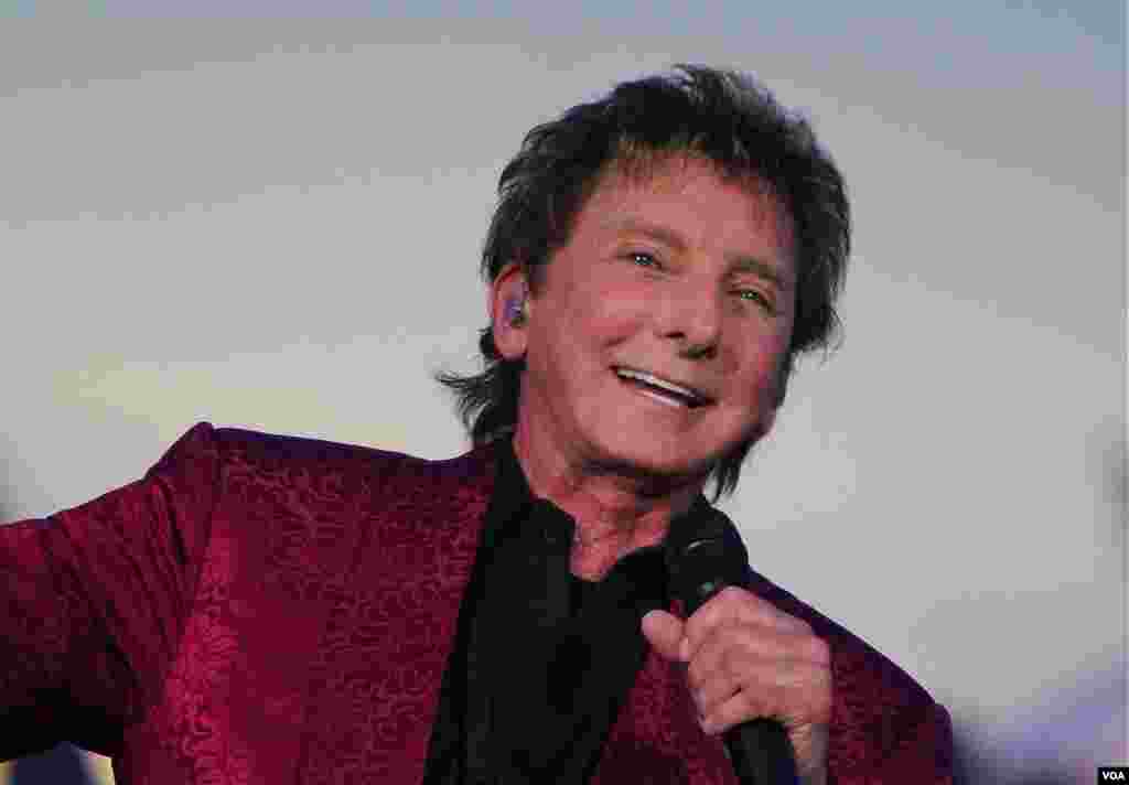 Barry Manilov trình diễn tại  buổi tổng dượt cho Lễ Độc Lập Hoa Kỳ ở Washington 3-7-2012 (W. Workinger/VOA)