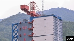 由法国和中国联合研制的天文卫星,星期六将搭乘中国的长征二号丙运载火箭从中国西南部四川省的西昌卫星发射中心升空。(2024年6月21日)