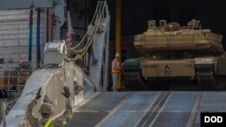 美军2018年8月23日训练快速投放军力(美国陆军照片)