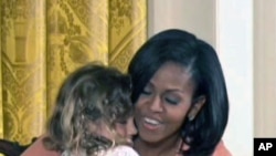 米歇尔.奥巴马拥抱小女孩寿星