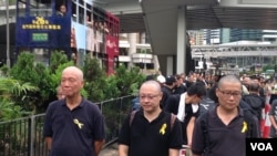 占中三子(左起)朱耀明、戴耀廷、陈健民参与黑布大游行抗议假普选(美国之音海彦拍摄)