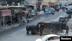 资料照片:巴勒斯坦安全部队成员站在杰宁街头。(2024年12月5日)