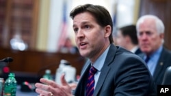 资料照:2021年2月24日,来自内布拉斯加州的共和党籍联邦参议员萨斯在参议院特别情报委员会就中情局局长提名人伯恩斯举行的确认听证会上发言(美联社)。