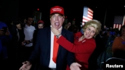 民主党总统参选人希拉里克林顿的支持者打扮成希拉里和共和党参选人川普(左)的形象,参加希拉里超级星期二晚间在佛罗里达州迈阿密市举行的晚会。