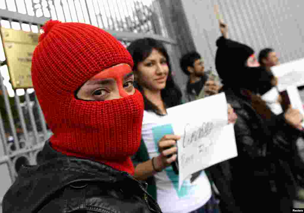 Biểu tình phản đối vụ án Pussy Riot bên ngoài đại sứ quán Nga ở Mexico