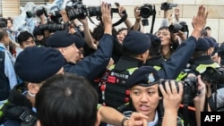 在香港西九龙裁判法院外,警方拦阻媒体靠近。(2024年11月9日)