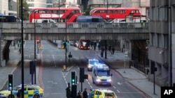 2019年11月29日星期五,伦敦桥上下的警车和公共汽车。(美联社照片)