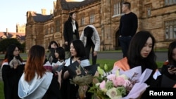 澳大利亚悉尼大学的中国留学生在校园参加毕业典礼。(2020年7月4日)