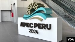2024年亚太经合组织(APEC)峰会在秘鲁首都利马举行。图为利马会议中心前今年峰会的会议标志。(美国之音记者李逸华拍摄,2024年11月14日)