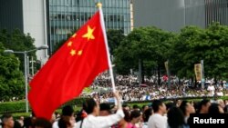 香港建制派2019年7月20日在香港举行集会,支持警察,反对暴力。