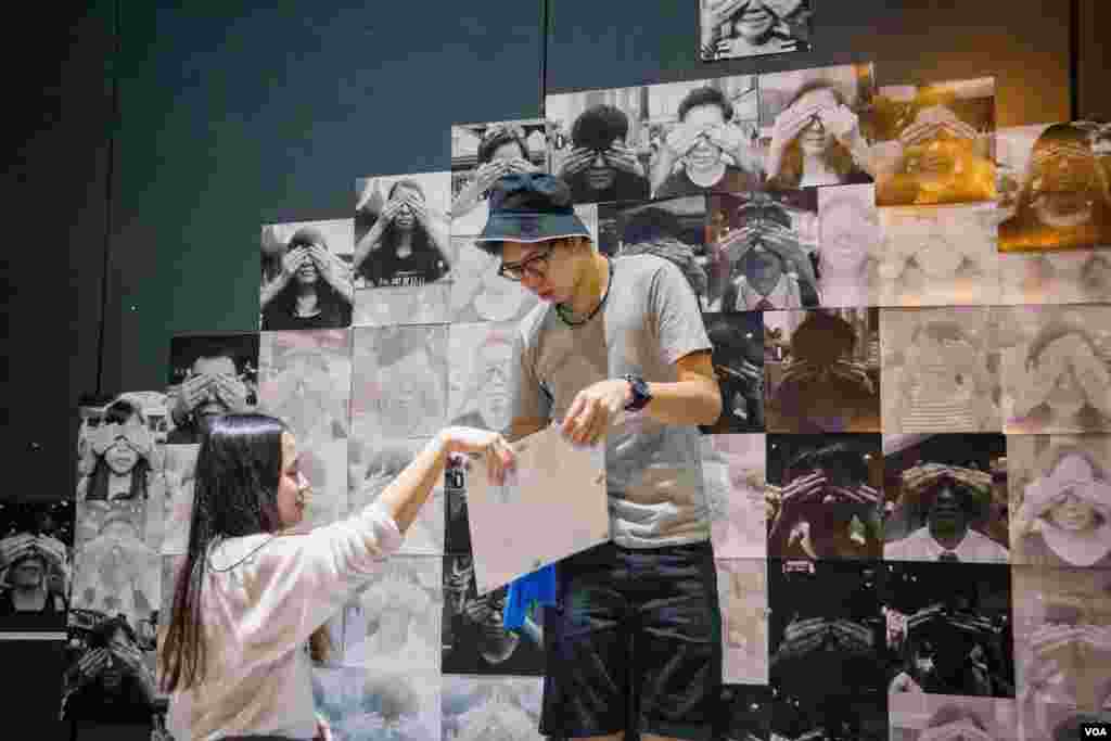 抗议学生悬挂摄影组合作品，“你可以蒙蔽我的双眼，但我仍然看得清楚世界。” (美国之音方正拍摄)