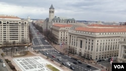 位于华盛顿宾夕法尼亚大街的川普国际酒店(灰顶带尖塔建筑)。(资料照)