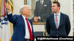 白宫于2025年9月10日在X平台上发布的特朗普总统与查理·科克交谈的照片。