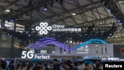 中国联通在上海举行的世界移动大会上的5G移动服务展台。(2018年6月27日)