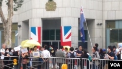 港人英领馆外示威占领促英国履行责任(美国之音海彦拍摄)