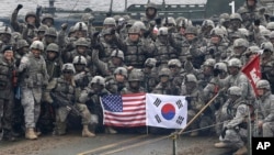 2015年12月10日，在韩国仁川参加美韩联合军事演习的两军人集体合影。（资料照片）