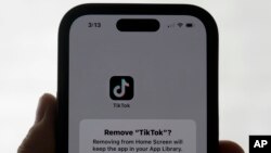 在TikTok“不卖就禁”的禁令即将生效的两天前,最高法院的九位大法官全票通过维持下级法院的裁决。TikTok官方警告称若拜登政府未保证不惩罚该公司,TikTok将在星期日停止在美国运营。(美联社:2025年1月17日)