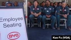 比亚迪在美国工厂的工人。(美国之音国符2017年拍摄)
