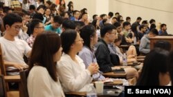 参加美国大学介绍校园学习与生活的国际学生
