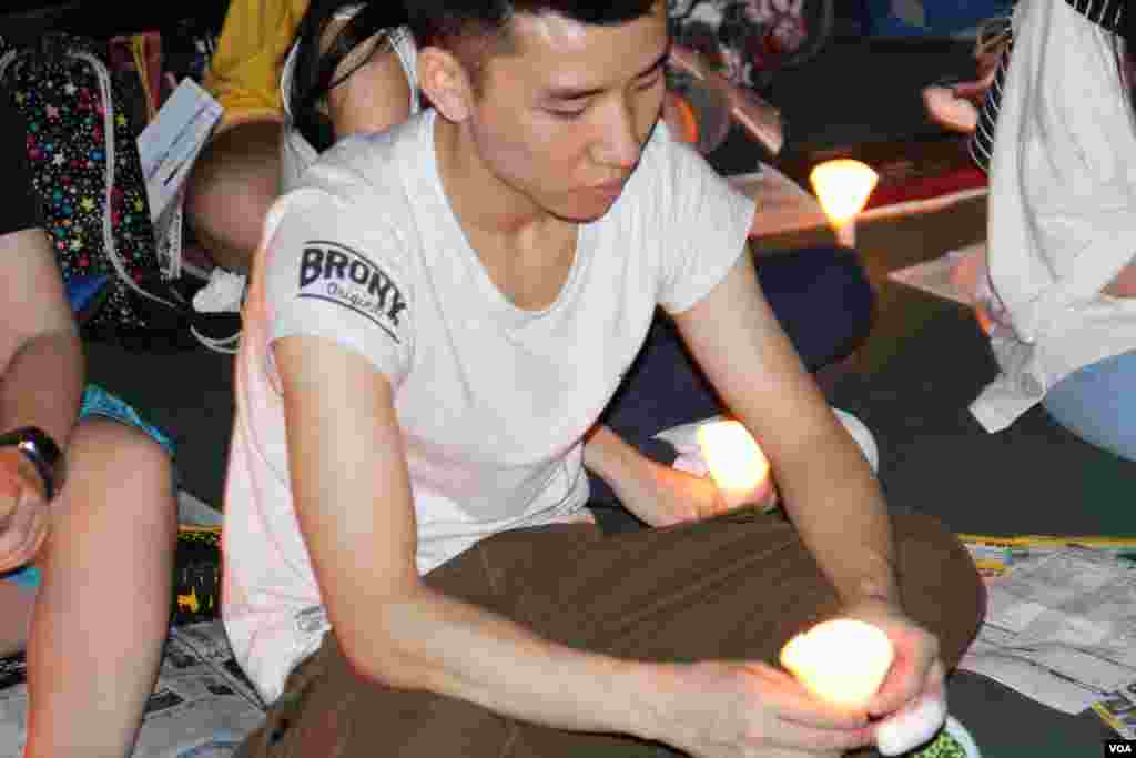 十万港人在维园举行纪念六四26周年烛光晚会(美国之音海彦拍摄)