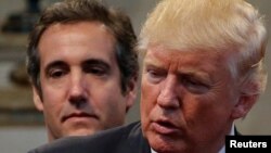 Ông Donald Trump, lúc đó là ứng cử viên tổng thống của đảng Cộng hòa, và luật sư riêng Michael Cohen (phía sau) trong thời gian tranh cử vào tháng 9/2016.