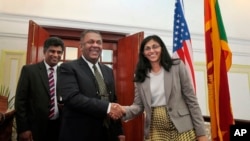 斯里兰卡外长萨马拉维拉(前左)欢迎到访的美国助理国务卿比思瓦尔。(2015年2月2日)