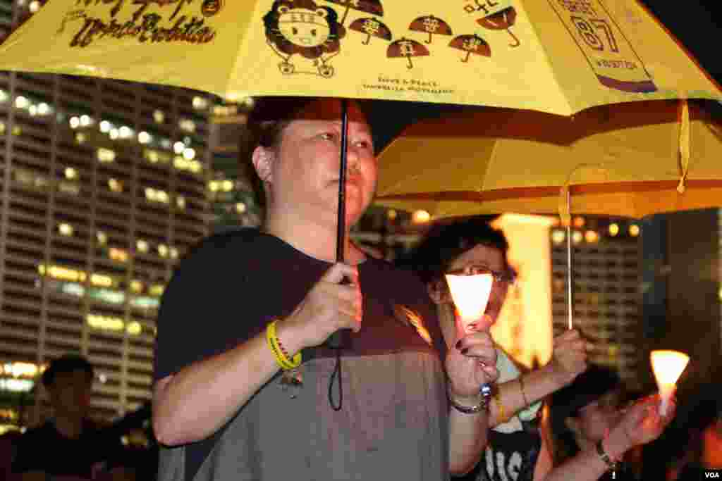 十万港人在维园举行纪念六四26周年烛光晚会(美国之音海彦拍摄)