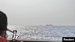 台湾海军2023年4月5日密切监视中国山东号航母在周边海域的举动。(台湾国防部提供)