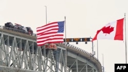 资料照片:美国和加拿大边境的蓝水大桥过境口岸。(2025年1月29日)