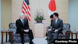 到访日本的美国副总统彭斯与日本首相安倍晋三周三在东京首相官邸会谈(首相官邸公开记录)