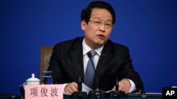 2016年3月12日,中国保险监督管理委员会主席项俊波在人大会议期间的记者会上讲话