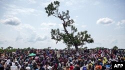 Hàng ngàn người dân Nam Sudan đứng dưới ánh nắng gay gắt chờ hàng cứu trợ sẽ được thả dù xuống