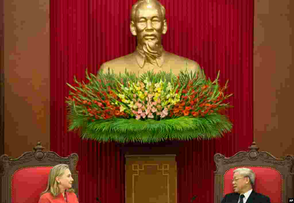 Ngoại trưởng Hoa Kỳ Hillary Rodham Clinton gặp Tổng Bí thư đảng CSVN Nguyễn Phú Trọng tại Hà Nội, ngày 10/7/2012