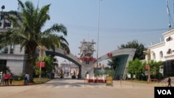 云南省南伞镇与缅甸果敢老区紧邻,大批果敢难民就从这里的边境口岸涌入中国。(美国之音朱诺拍摄,2015年3月9日)