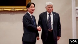 台积电董事长魏哲家在台湾总统赖清德陪同下说明加码投资美国的缘由,并称不会影响到台湾拓展产线的计划。(美国之音特约记者/李昕儒)