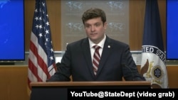 2025年6月26日,美国国务院首席副发言人汤米·皮戈特(Tommy Pigott)在国务院的新闻发布会上回答问题。