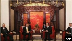 Ліворуч: Президент Філіппін Беніньо Акіно під час зустрічі з президентом Китаю Ху Цзіньтао