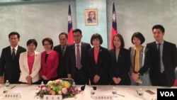 台美国会议员联谊会访美成员2018年7月19日在驻美国台北经济文化代表处举行记者会后合影(美国之音许宁拍摄)