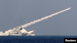 中国海军2013年10月17日在山东青岛附近的海域举行制导导弹实弹演习。