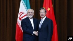 中国外长王毅与伊朗外长扎里夫在北京举行双边会谈前握手 (2015年9月15日)
