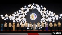 东盟各国领导人和美中日加四国领导人身穿菲律宾服装在马尼拉参加东盟晚宴(2017年11月12 日)