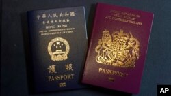 资料照:香港特别行政区护照(左)和英国国民(海外)护照(即BNO护照)