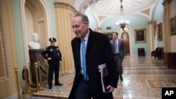 Lãnh đạo phe thiểu số ở Thượng viện Chuck Schumer tới trụ sở Quốc hội sáng nay để tham gia cuộc biểu quyết.