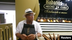 在古巴哈瓦那举办的哈伯纳斯雪茄节上，雪茄大师巴蒂斯塔正在卷雪茄。（2018年2月26日）