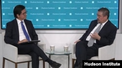 2021年10月1日,哈德逊研究所高级研究员努里·图凯尔(左)主持与人权活动人士吾尔开希(右)的座谈(视频截图)